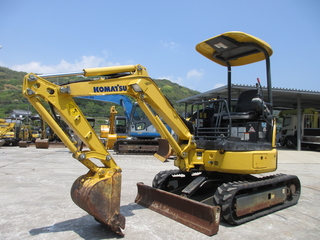中古建設機械 中古 ミニ油圧ショベル コマツ PC20MR-3 写真