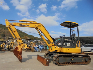 中古建設機械 中古 ミニ油圧ショベル コマツ PC40MR-3 写真