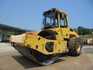 中古建設機械 中古 ローラー ボーマク BW211D-4 写真