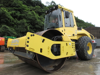 中古建設機械 中古 ローラー ボーマク BW211D-4 写真
