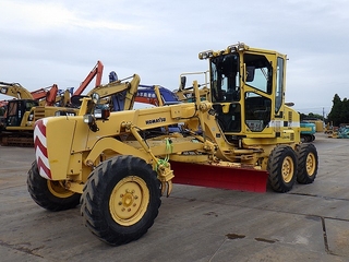 中古建設機械 中古 コマツ モーターグレーダー アーティキュレート式 GD405A-3Y 写真